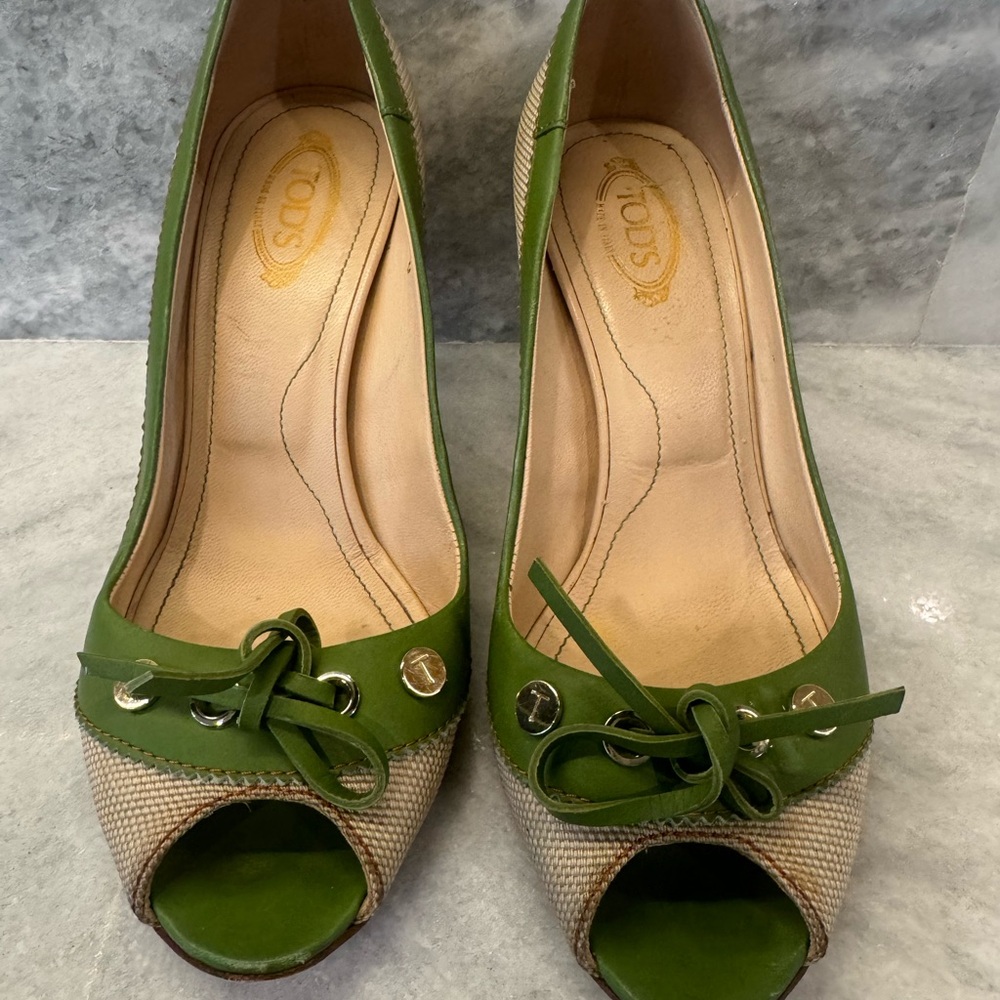 Tod's Stylish Green and Tan Peep-Toe Heels